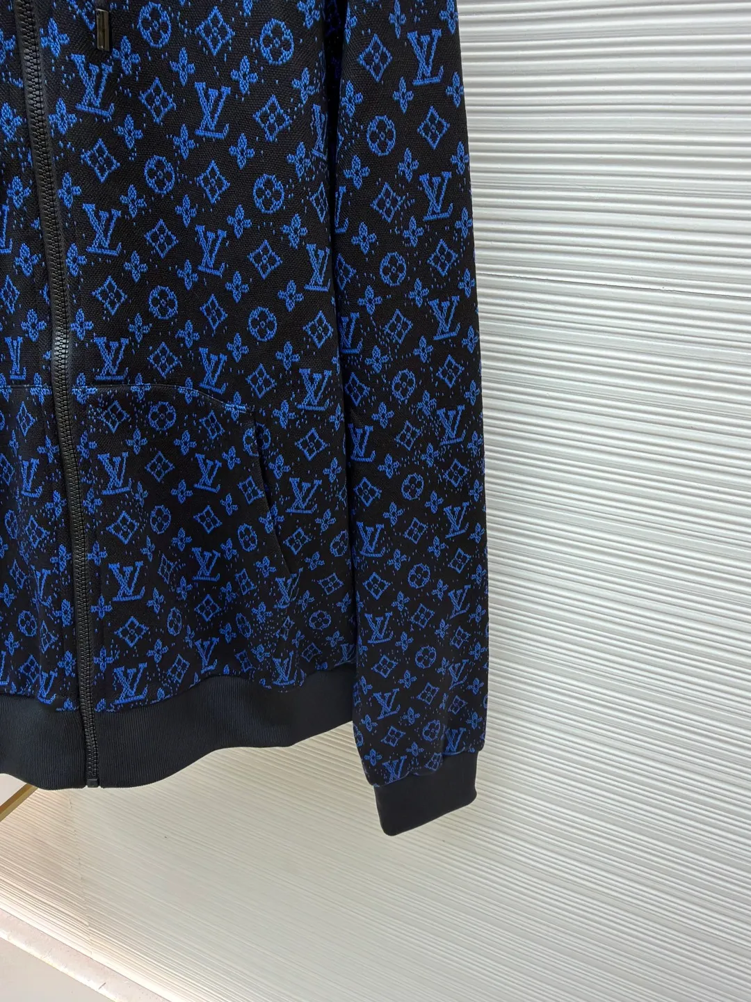LOUIS VUITTON presbyopia jacquard hoodie ●Original version: purchased and developed for 13400 ●Item number: 1680951-B60 ●Fabric: spun fabric ●Technology: jacquard production ●Version: fitted version ●Weight: about 725 grams ●Size: XS-S-M-L ●Description: The fabric is woven using [18-needle double-sided jacquard machine imported from Italy], weight [280g], disassembled Y version [Chemical T test yarn count parameters], completely [1:1 reduced material process], using [4 groups of yarns with different composition specifications], presbyopic letter blue yarn is used [150D/144 F] Polyester material semi-matt low elastic yarn, later stage [4 strands of yarn twisted], the black yarn is [pure cotton ring-spun 32s double-ply cotton yarn], the bottom yarn is made of [150D/36F] polyester material semi-matt low elastic yarn, interlayer black yarn [140D/36F] nylon material semi-matt high elastic yarn, later stage Single strands of yarn are woven into two strands, and the jacquard weave is made by [purely hand-drawn stitches]. All spots on the fabric are marked out one stroke at a time. If the full-width jacquard loom is turned on too fast, the gray fabric will easily produce holes and threads. One loom can weave less than 30 kilograms of gray fabric in a day, and the weaving cost is extremely high. Clothing It adopts [hand-cut front center positioning flower], [restored flower cutting] for pockets, [positioning flower starting position] on both the front and back sleeves, the placket zipper uses [semi-painted puller], matching [nylon material high elastic yarn flat machine] woven rib, [cotton material 0.6cm wide core-covered hat rope + spray-painted medium hanging clock]. The overall wiring is straight and delicate, the fabric is comfortable and soft, and the color is consistent without color difference. It can be matched with the same style to create a fashionable look and control various occasions. Customized accessories, complete with three standards, same style for men and women!